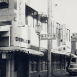 昭和40年-角は化粧品店、柳小路沿い（写真右奥）に美容室入口がありました。