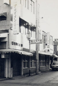 昭和40年-角は化粧品店、柳小路沿い（写真右奥）に美容室入口がありました。