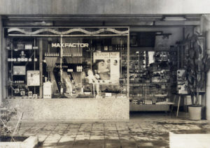 昭和27年-現オレンジ通り（当時は区役所通り）に面した化粧品店がありました。