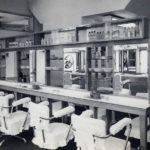 昭和30年-整理整頓された店内の様子