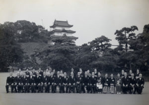 昭和49年-受勲者記念撮影。前列右から7番目が永車梅野